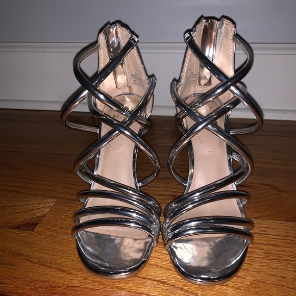 Silver heels - Picture 2 of 3